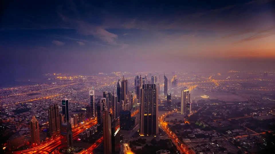 Arranha-céus de Dubai ao anoitecer
