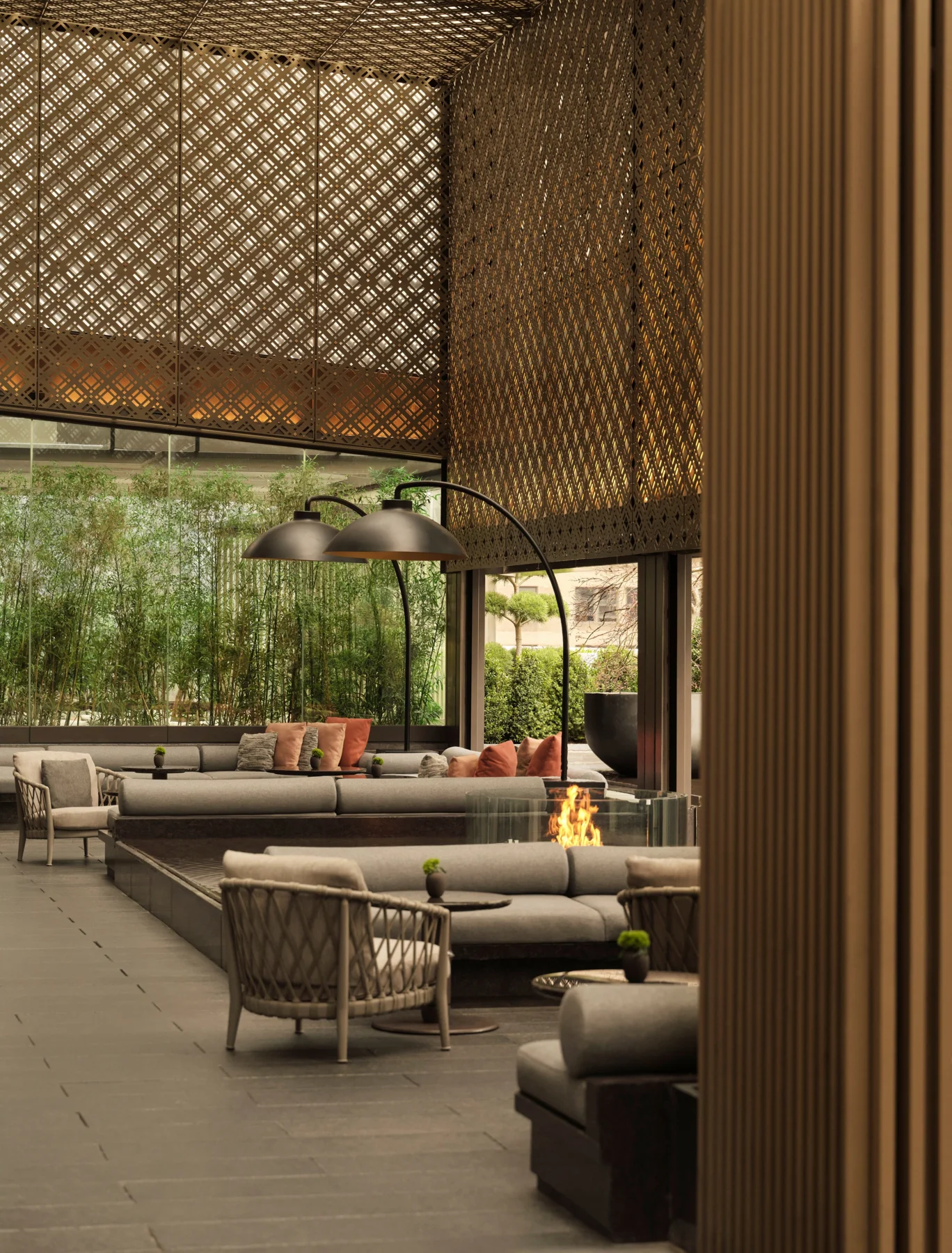 Garden Terrace do Aman New York com assentos e vegetação