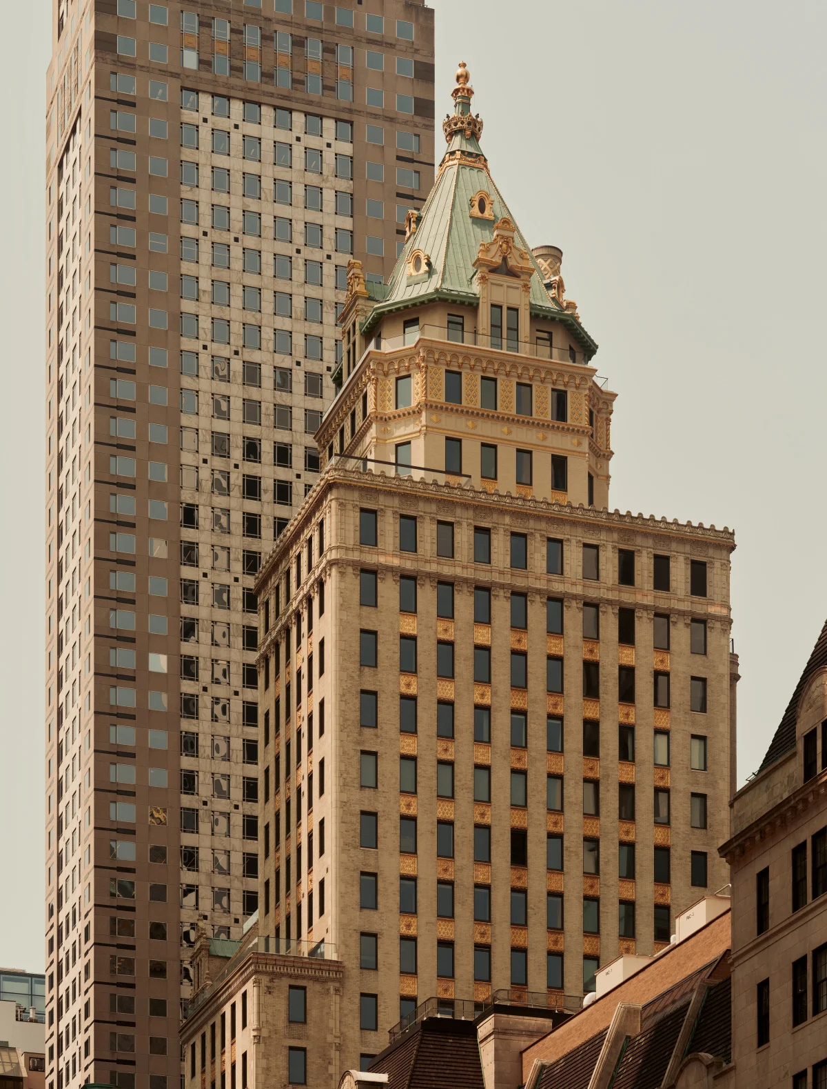 Crown Building do Aman New York com coroamento dourado em Manhattan