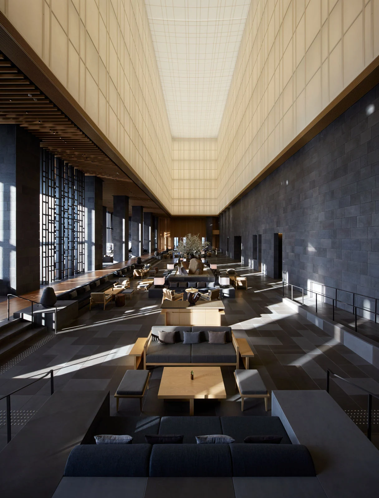 Lobby do Aman Tokyo com pé-direito alto e teto de papel washi