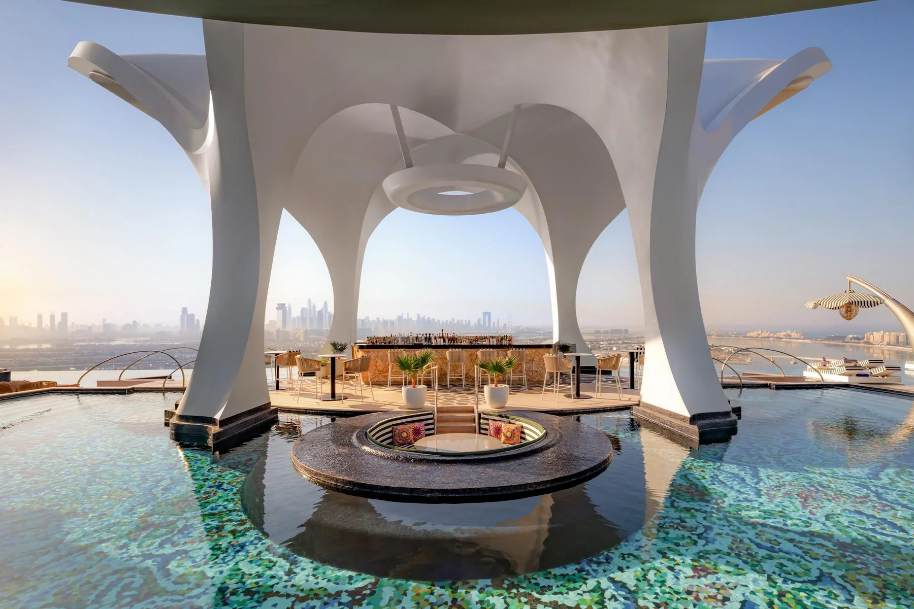 Bar e lounge sobre a piscina Cloud 22 do Atlantis The Royal