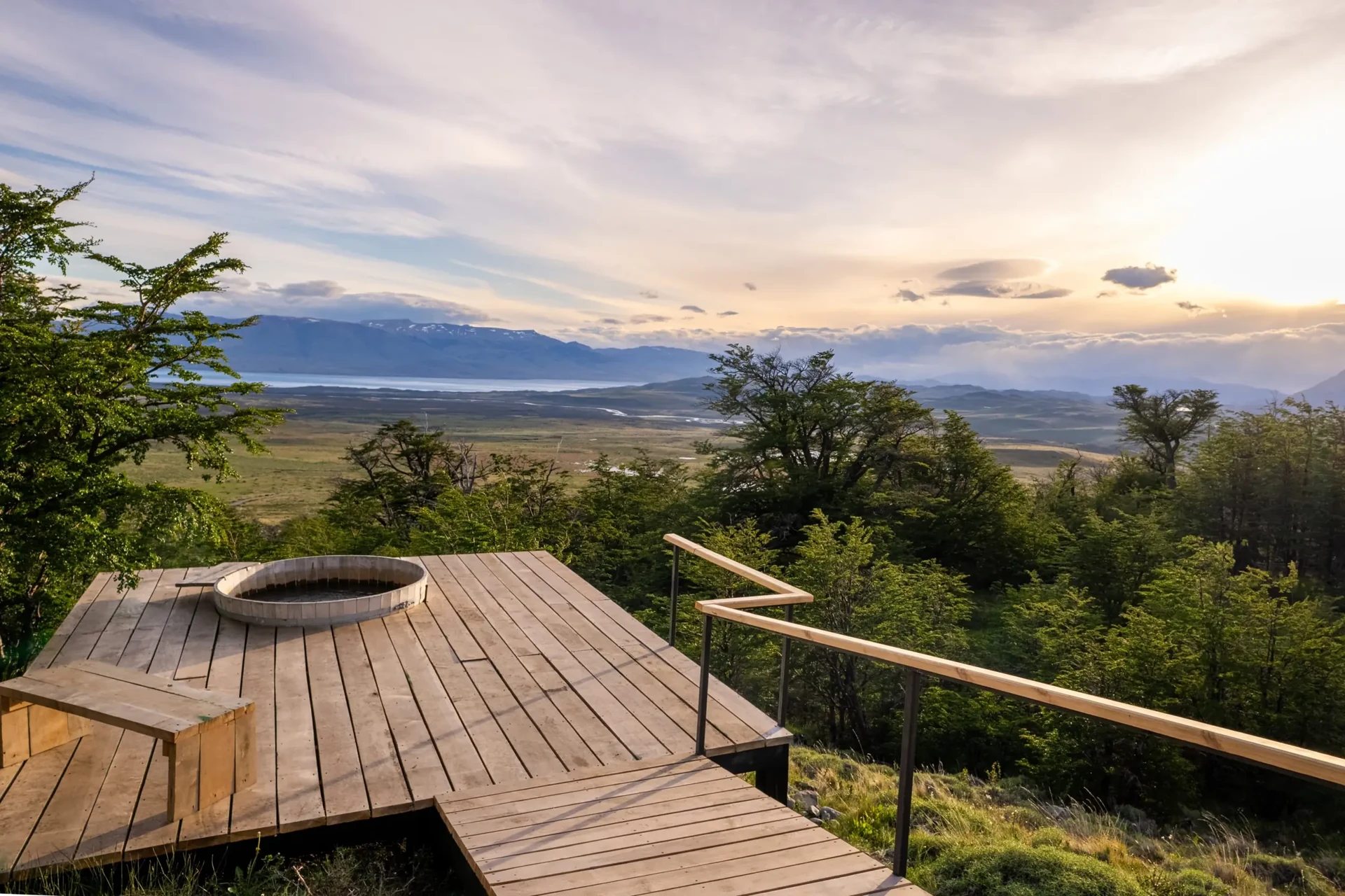 Terraço com banheira externa do Awasi Patagonia diante da paisagem patagônica