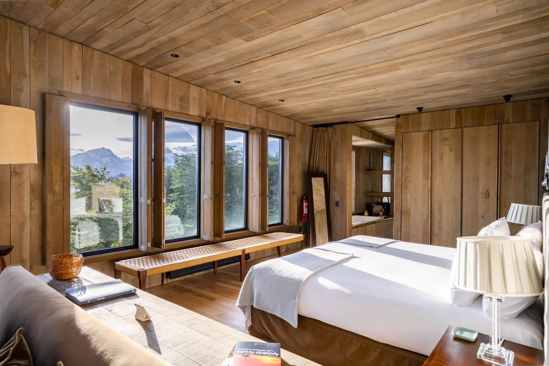 Quarto de uma villa do Awasi Patagonia com grandes janelas
