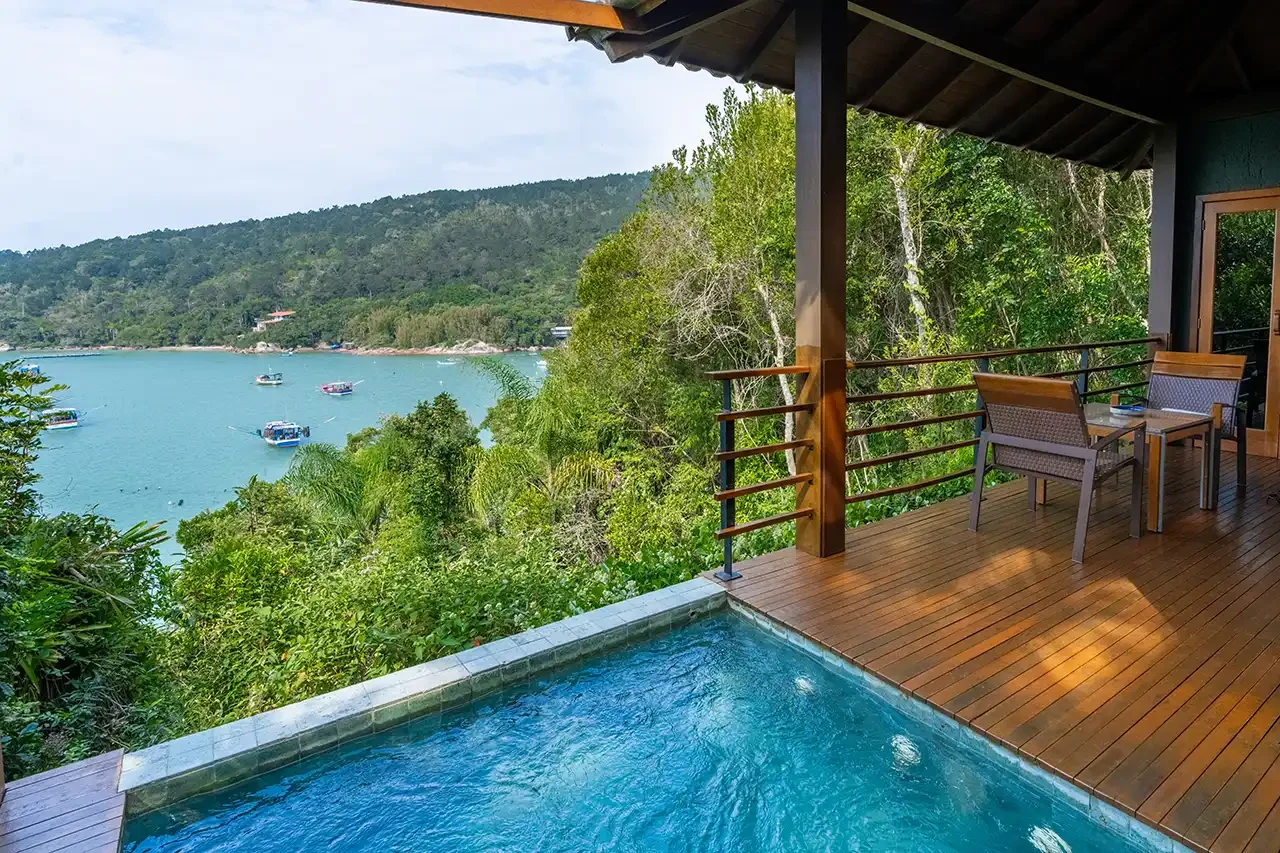 Piscina privativa e terraço da Villa Sissial do Awasi Santa Catarina diante do mar