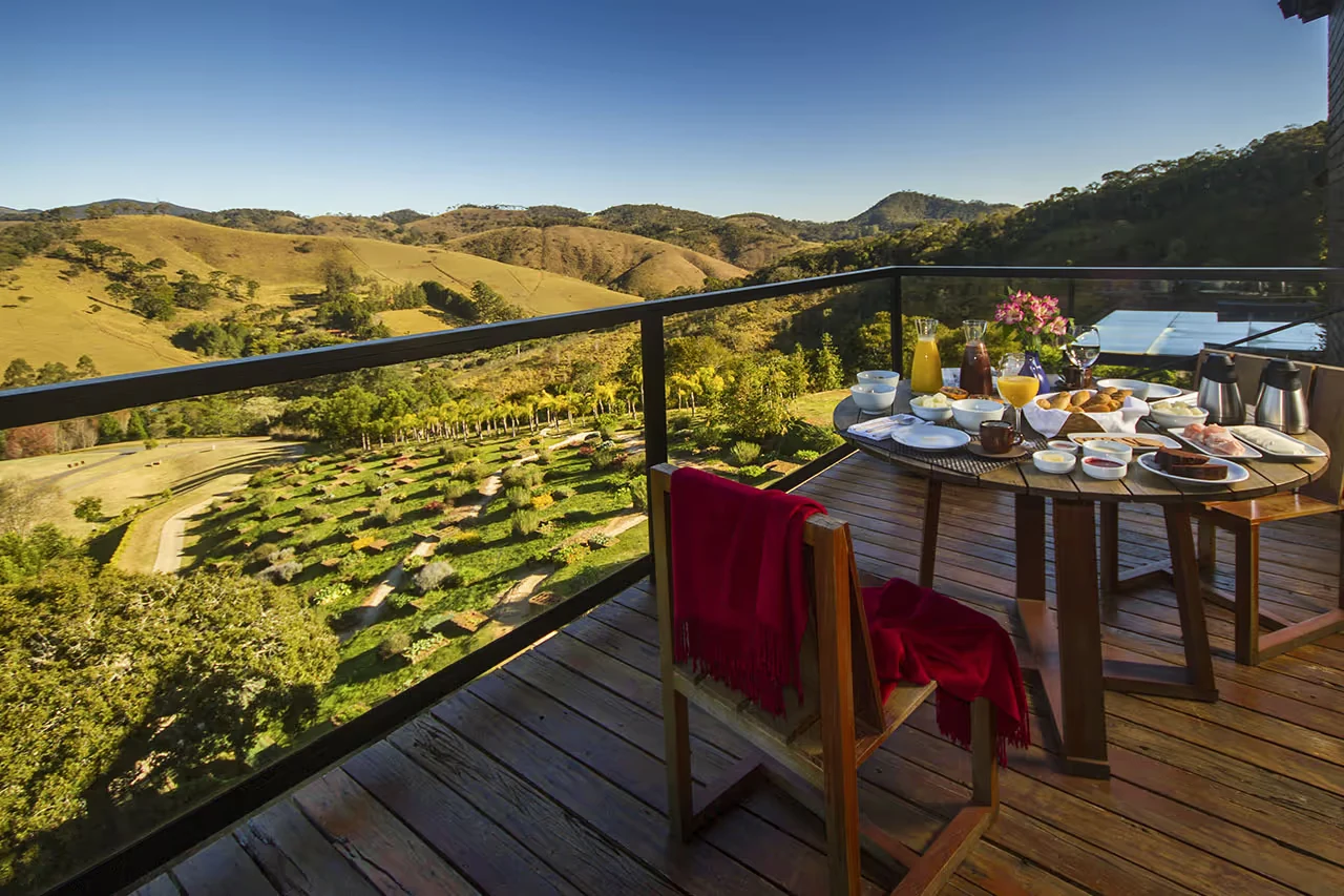Terraço do Botanique com vista para os morros da Serra da Mantiqueira