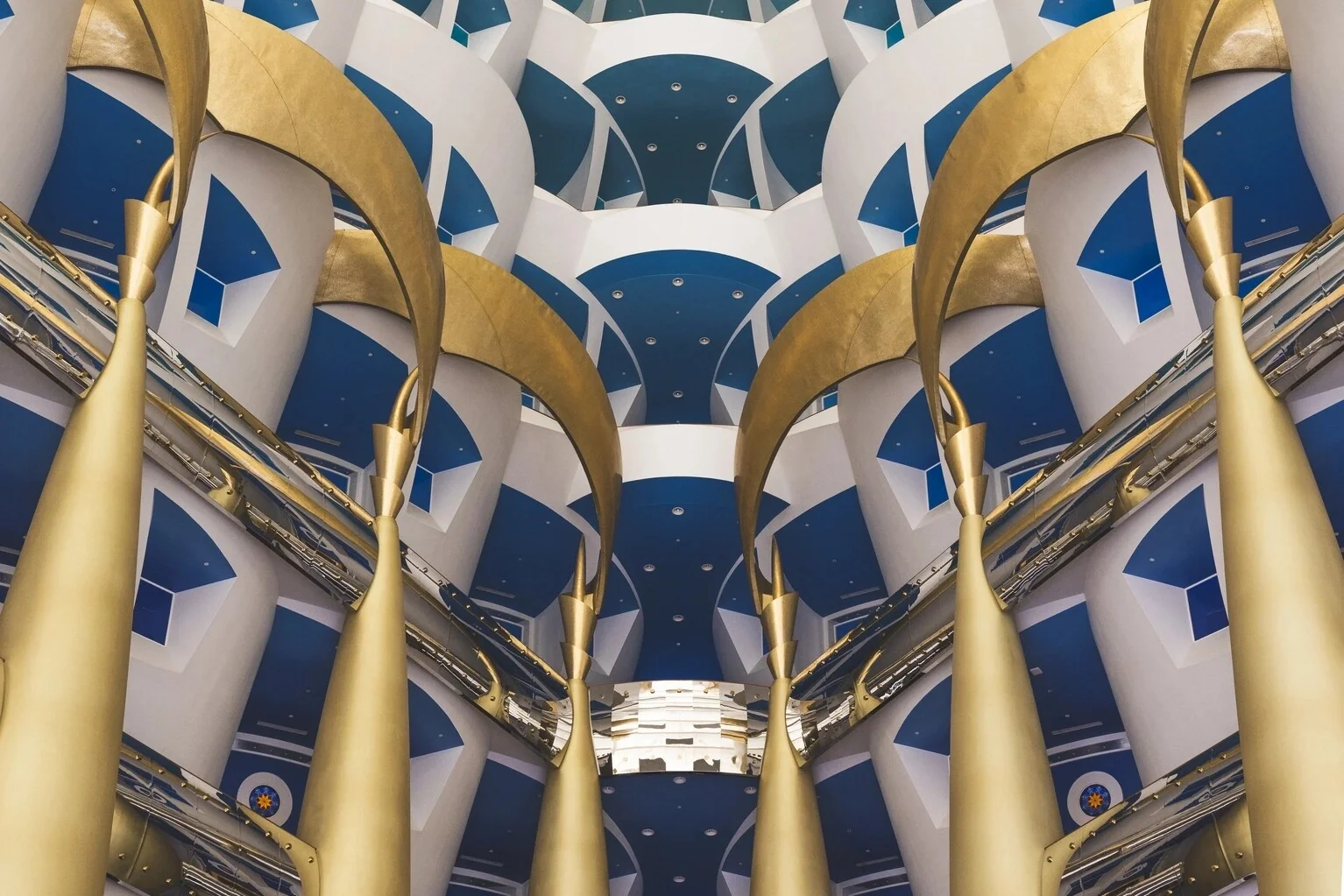 Átrio do Burj Al Arab com galerias azuis e douradas