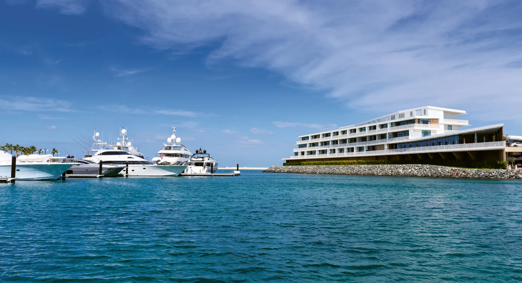 Marina do Bvlgari Resort Dubai com iates e arquitetura à beira-mar