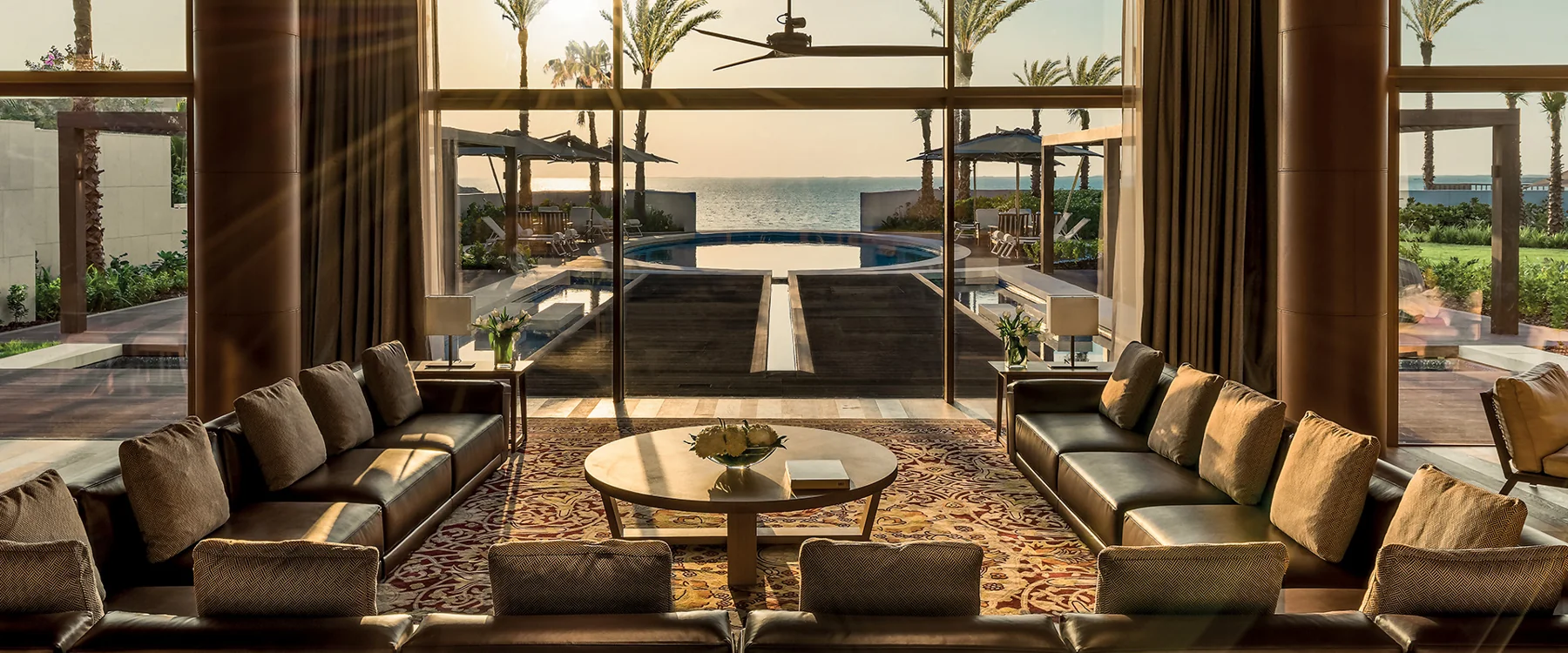Sala de villa do Bvlgari Resort Dubai com vista para o mar