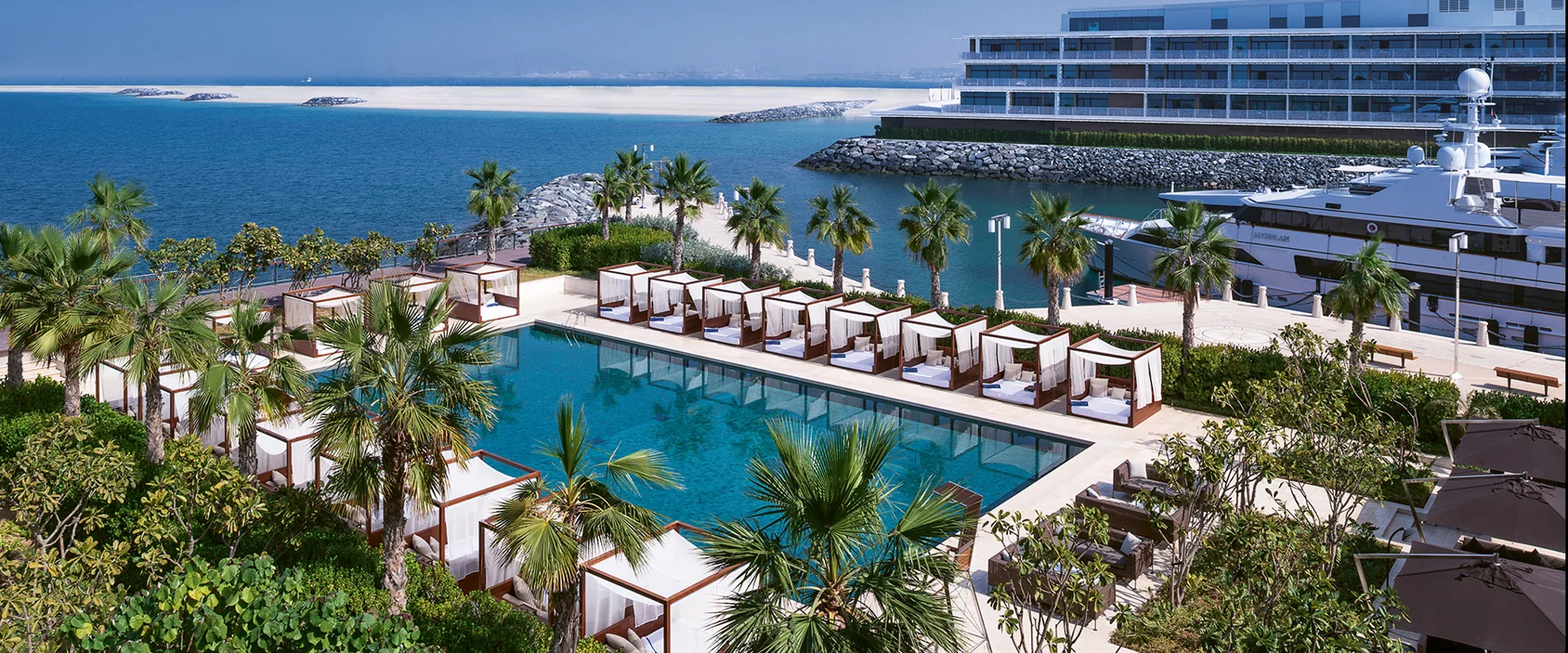 Piscina e jardins do Yacht Club do Bvlgari Resort Dubai