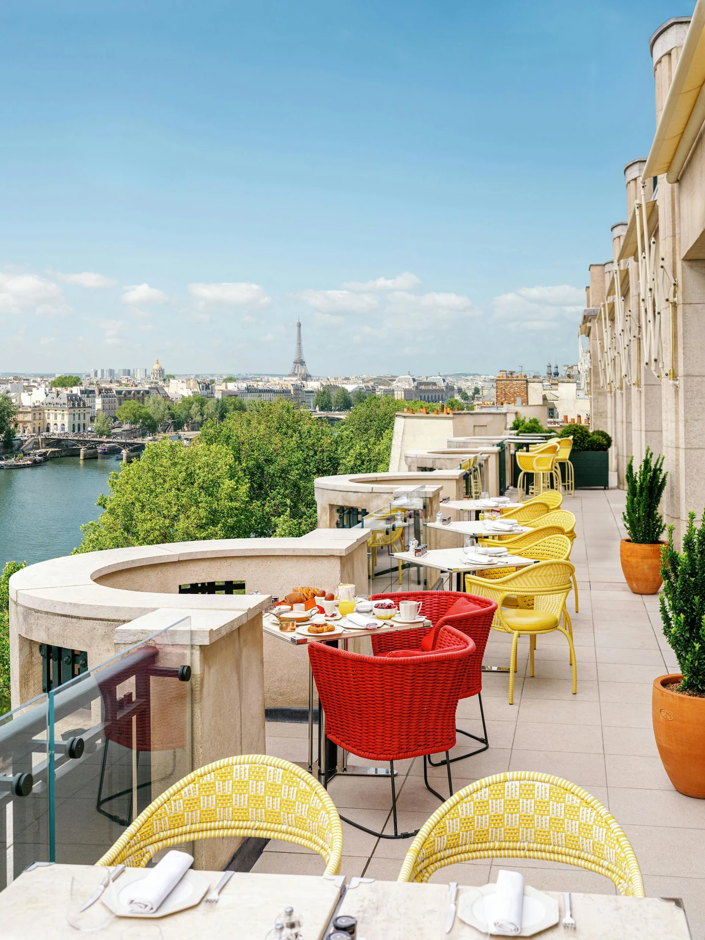 Terraço Le Tout-Paris do Cheval Blanc Paris com vista para o Sena