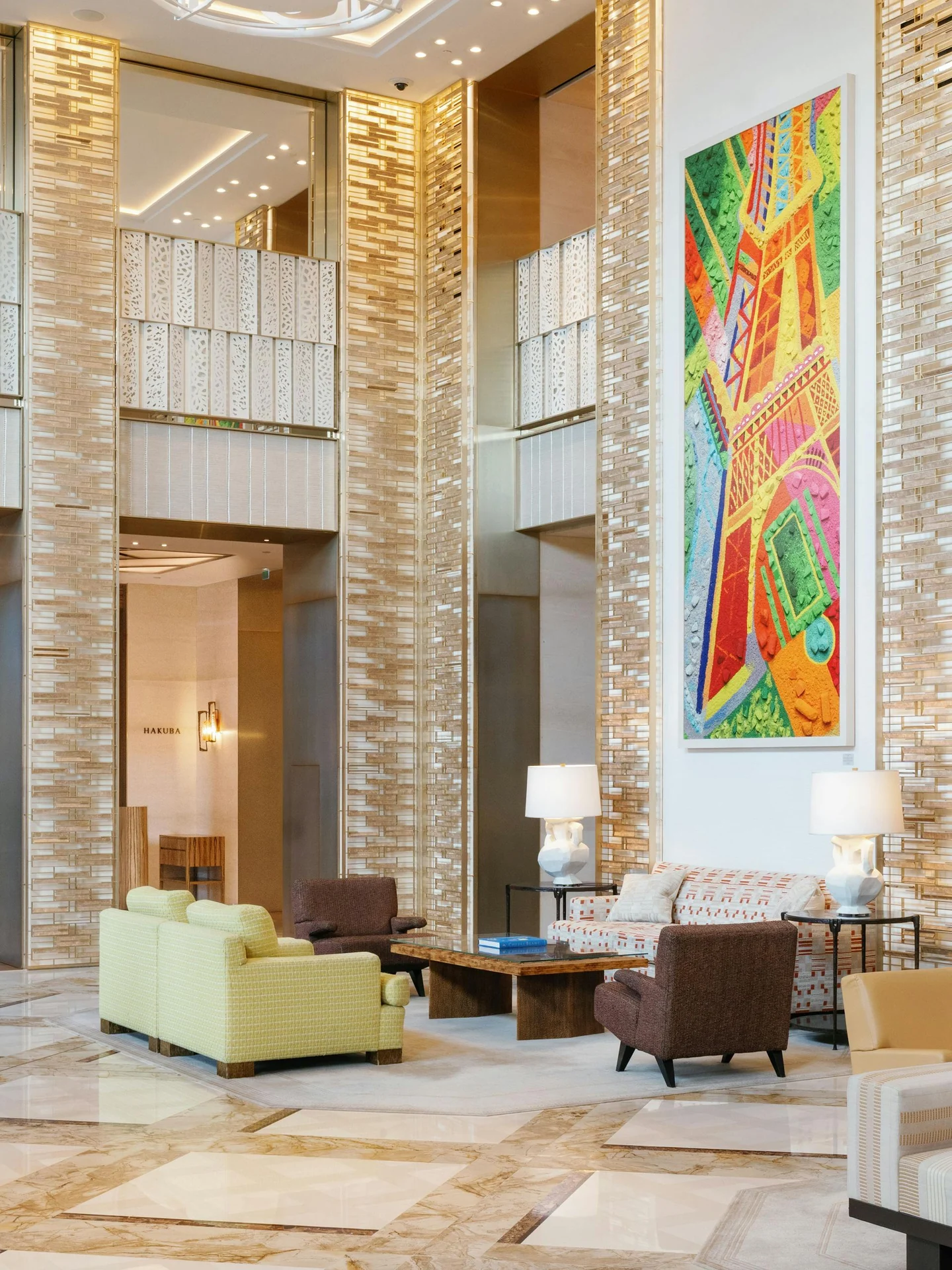 Lobby do Cheval Blanc Paris com obras de arte e grandes janelas