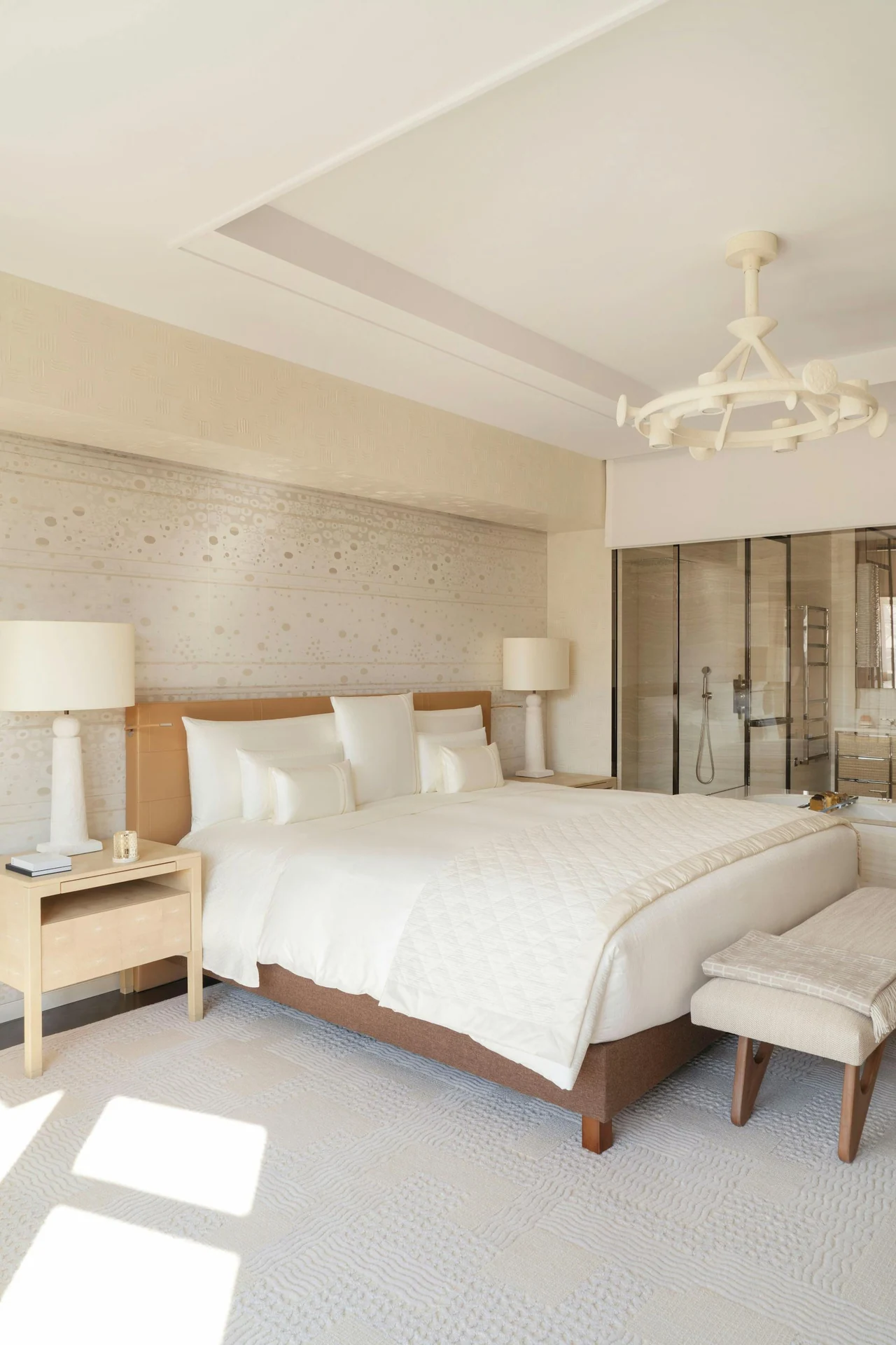 Quarto Deluxe do Cheval Blanc Paris iluminado pela luz natural