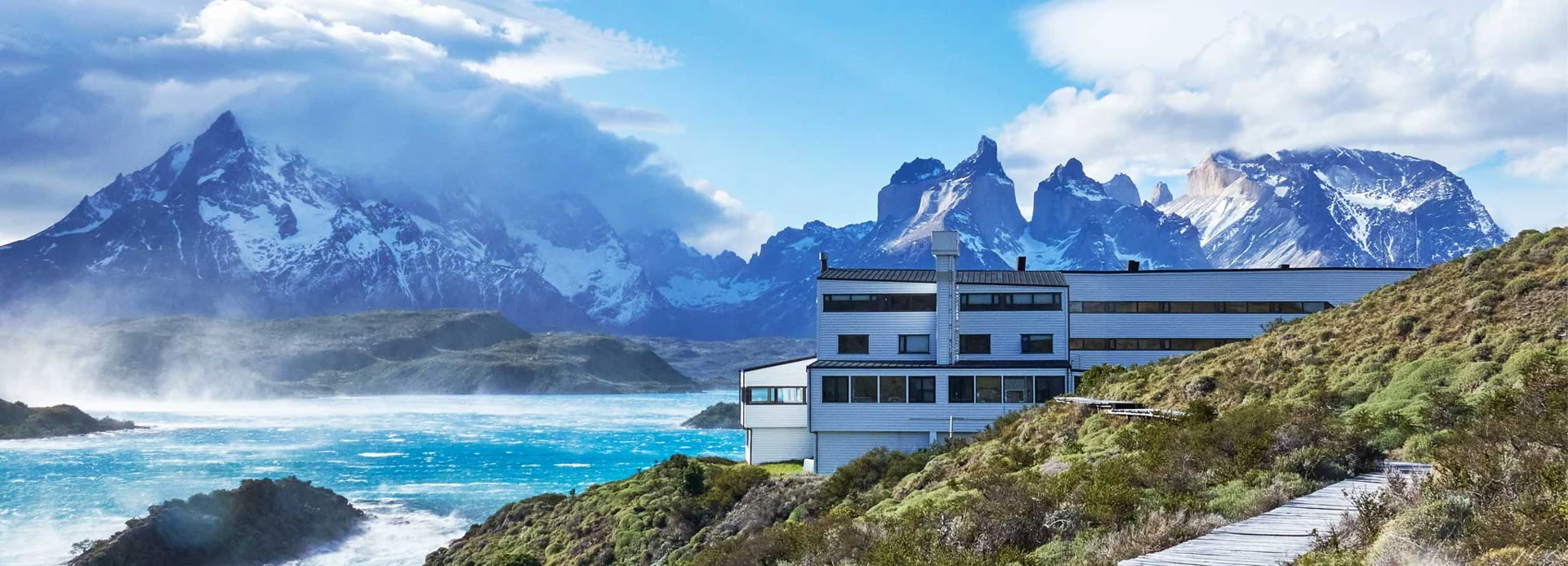 Explora Torres del Paine junto ao lago Pehoé e ao maciço montanhoso