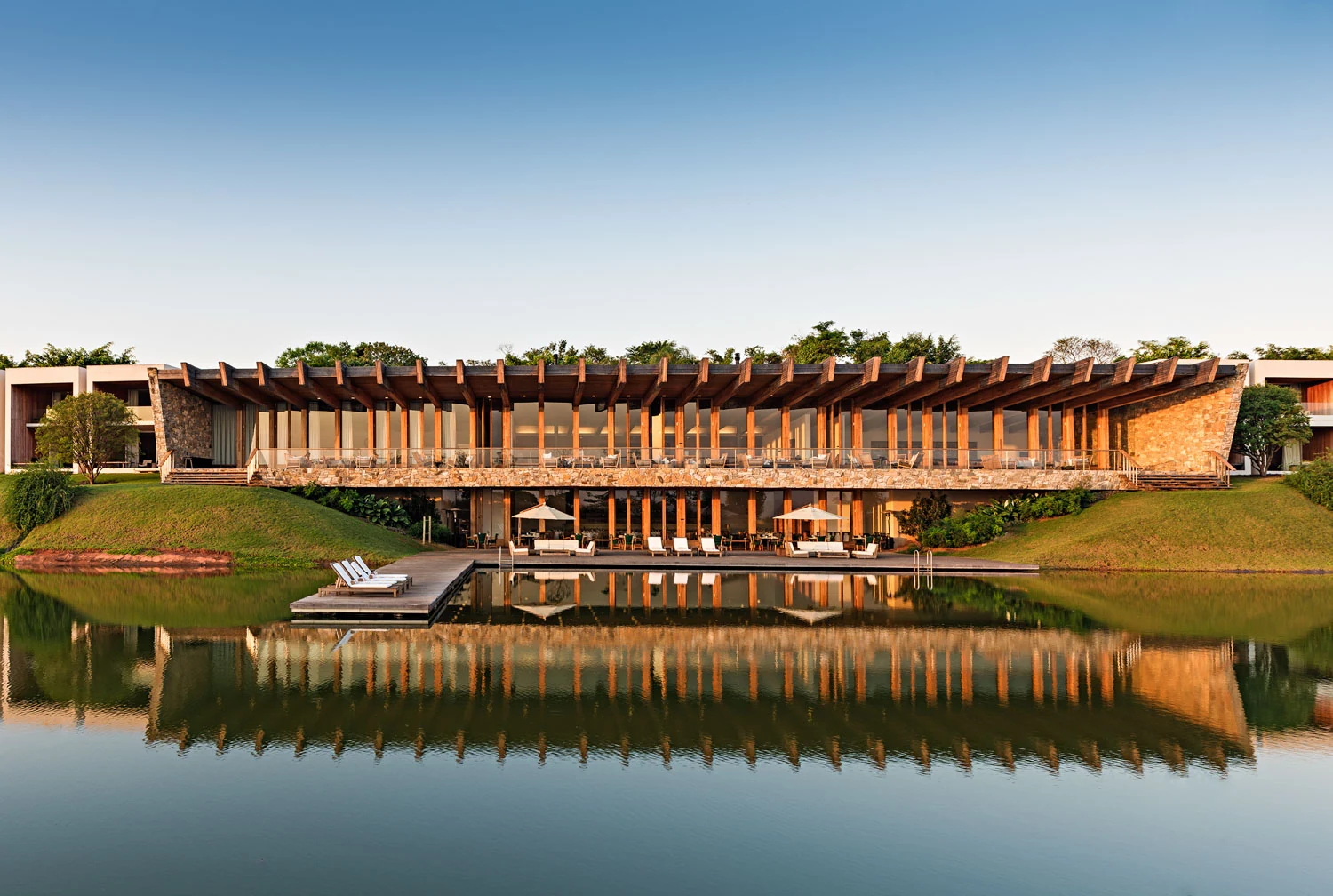 Fachada do Fasano Boa Vista refletida no lago