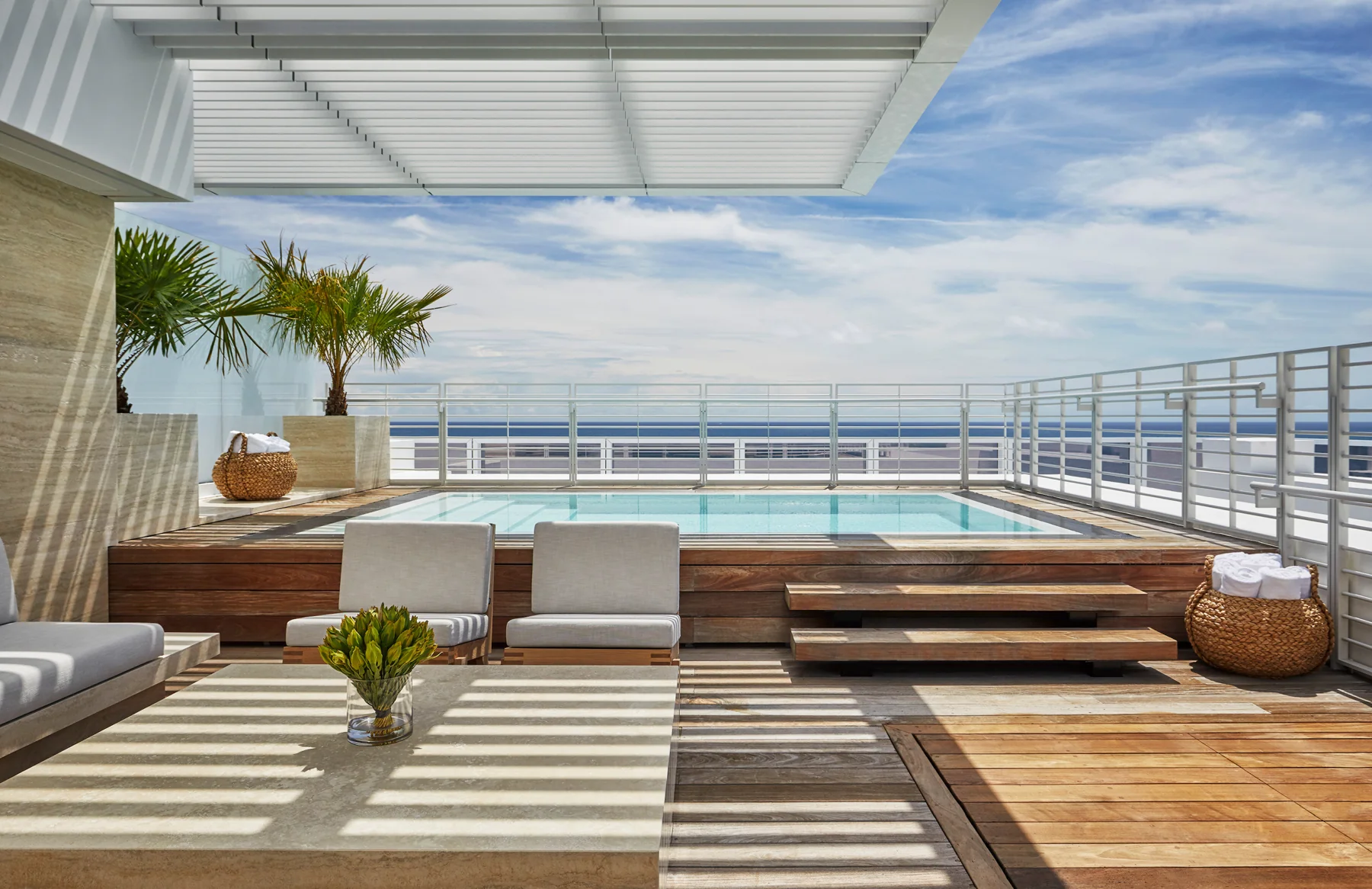 Terraço de suíte no Four Seasons at The Surf Club com vista do Atlântico
