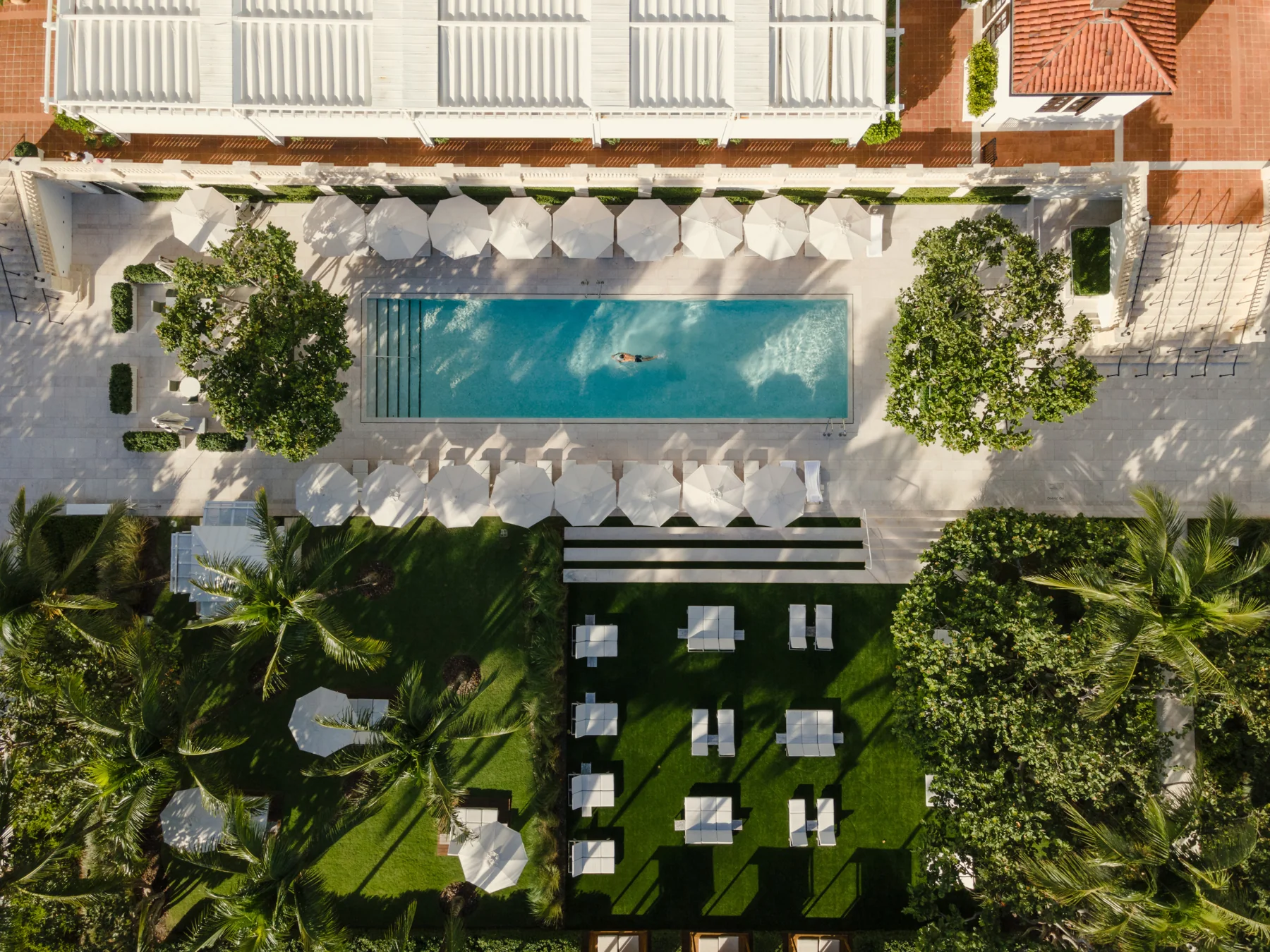Piscina entre jardins no Four Seasons at The Surf Club