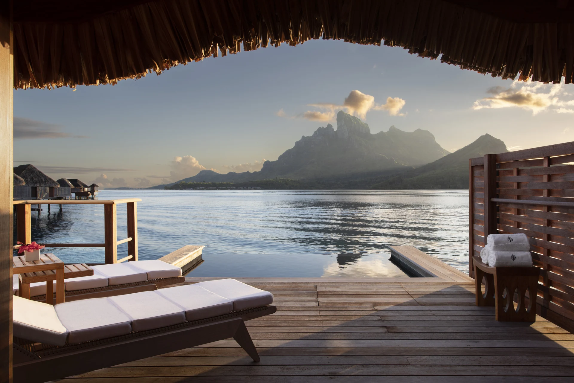 Deck de bangalô do Four Seasons Bora Bora com piscina e Monte Otemanu ao fundo