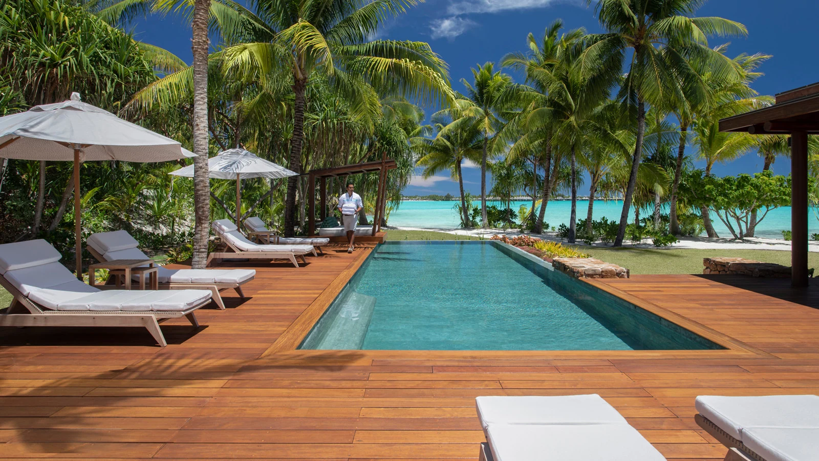 Piscina à beira da lagoa de uma villa do Four Seasons Bora Bora
