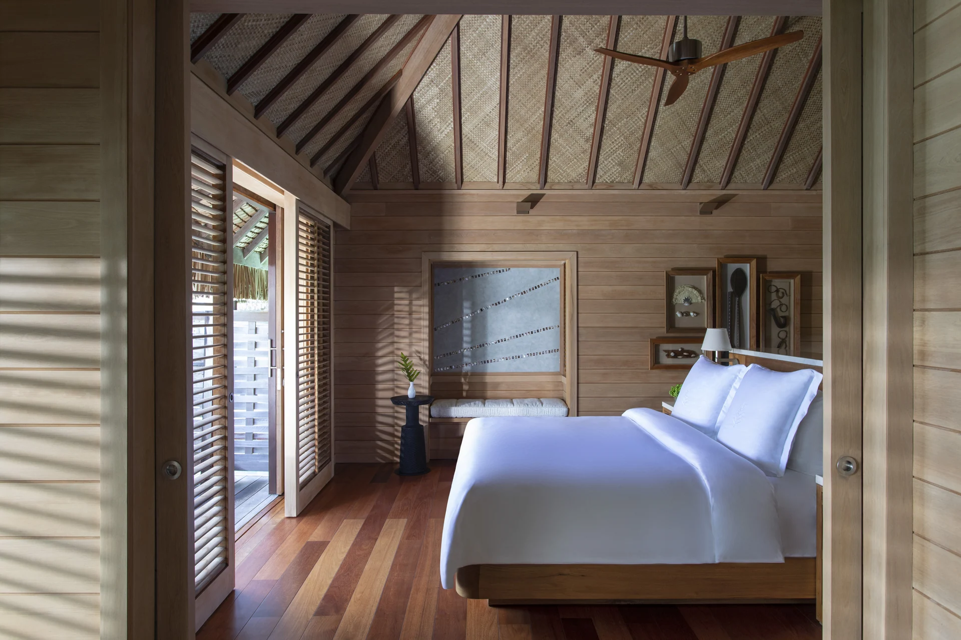 Quarto de bangalô com teto de madeira no Four Seasons Bora Bora