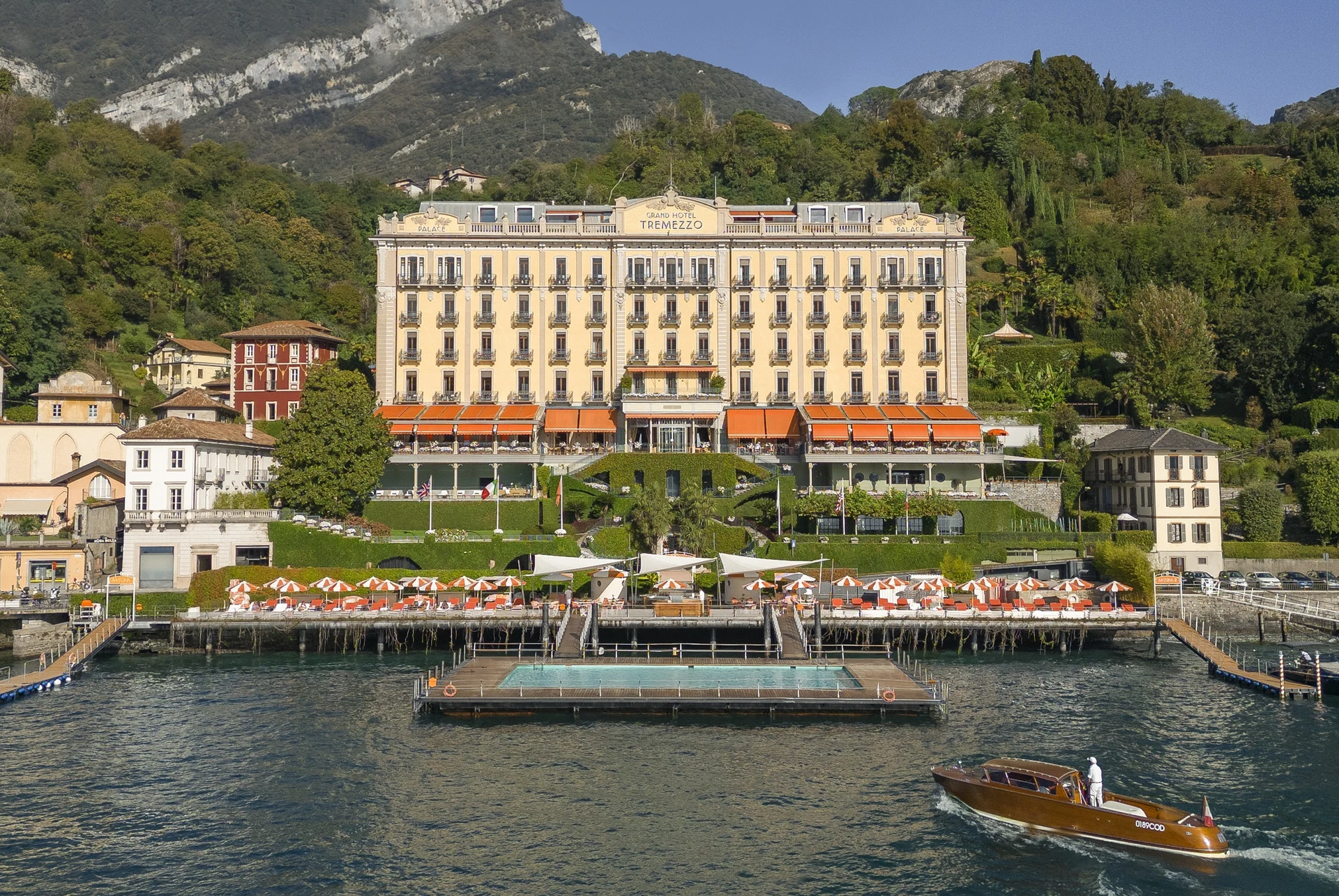 Fachada histórica e piscina flutuante do Grand Hotel Tremezzo no Lago de Como