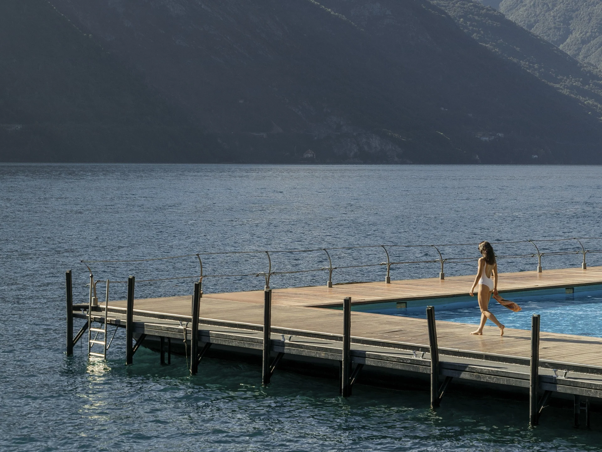 Passarela junto à piscina flutuante do Grand Hotel Tremezzo