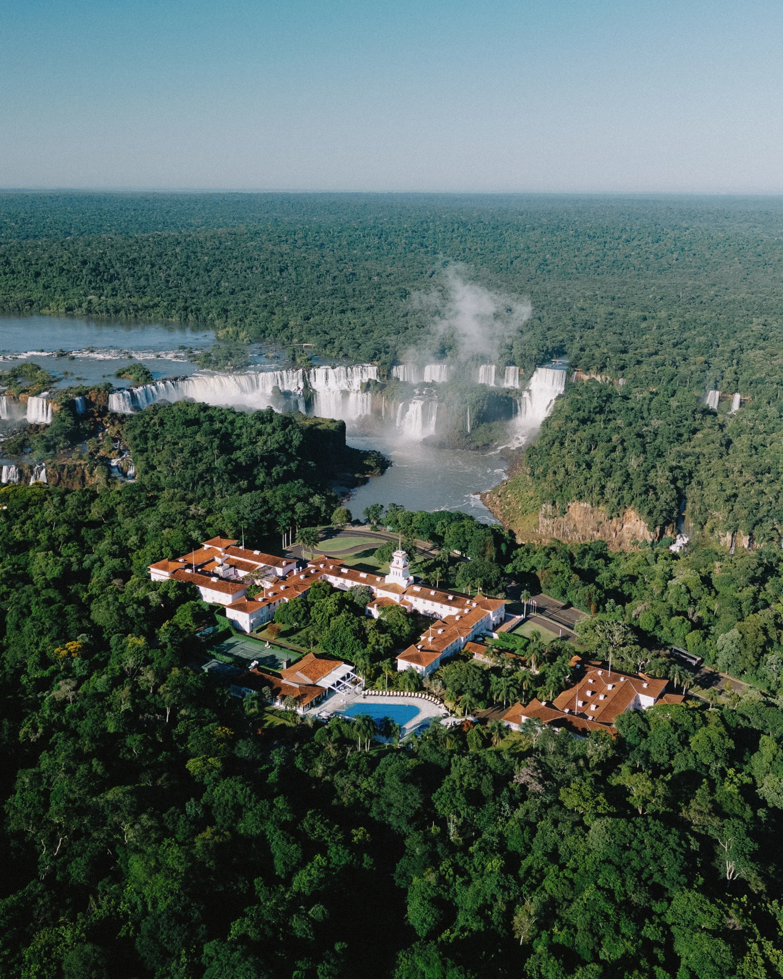 Vista aérea do Hotel das Cataratas na Mata Atlântica junto às quedas do Iguaçu
