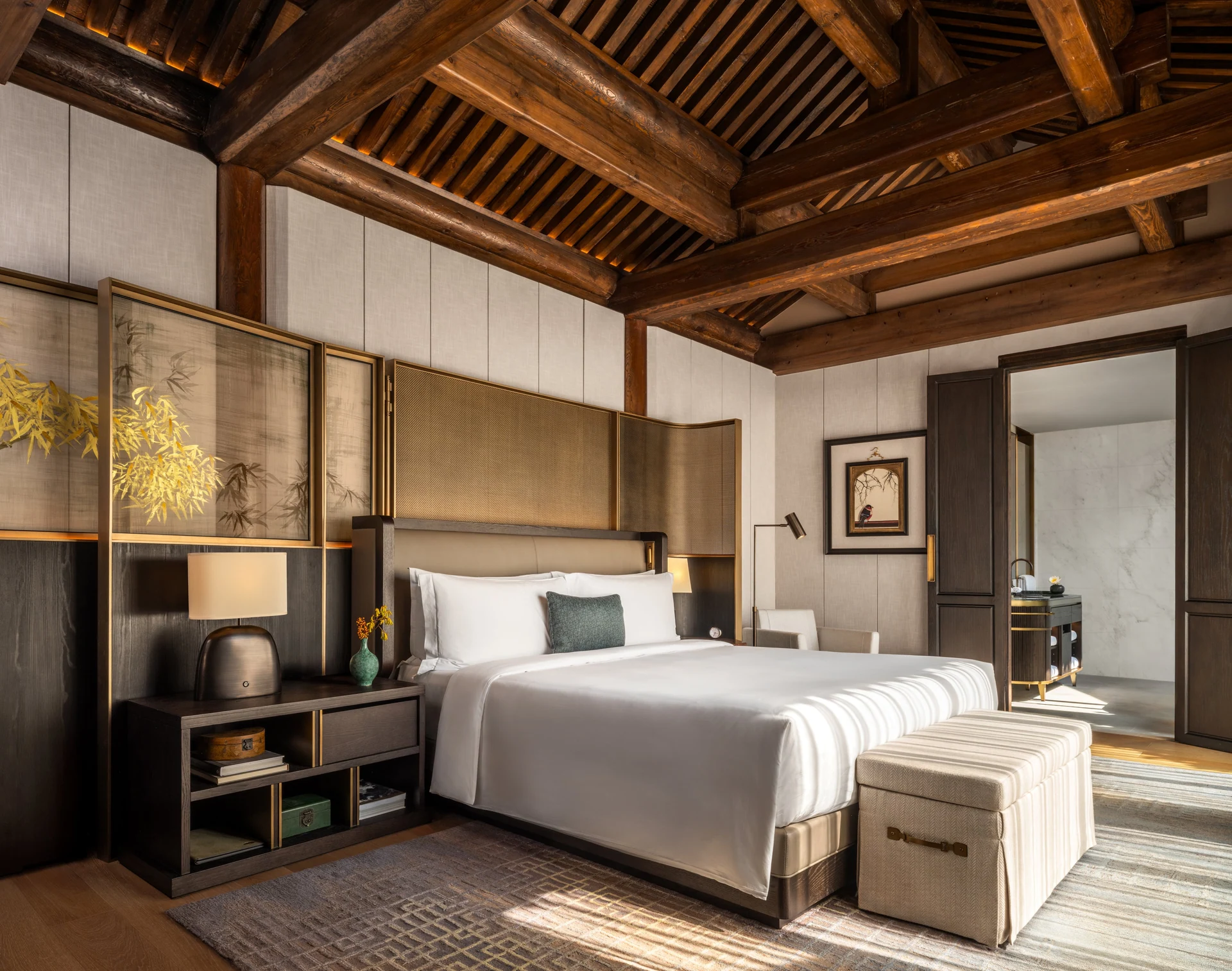 Quarto com vigas de madeira no Mandarin Oriental Qianmen
