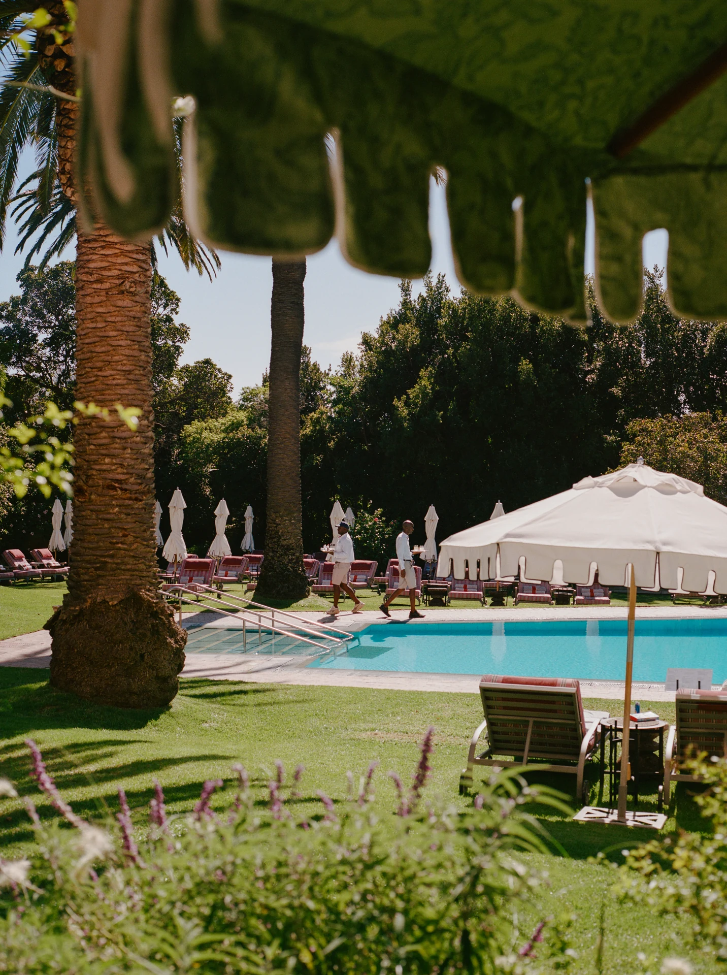Piscina do Mount Nelson cercada por jardins e palmeiras