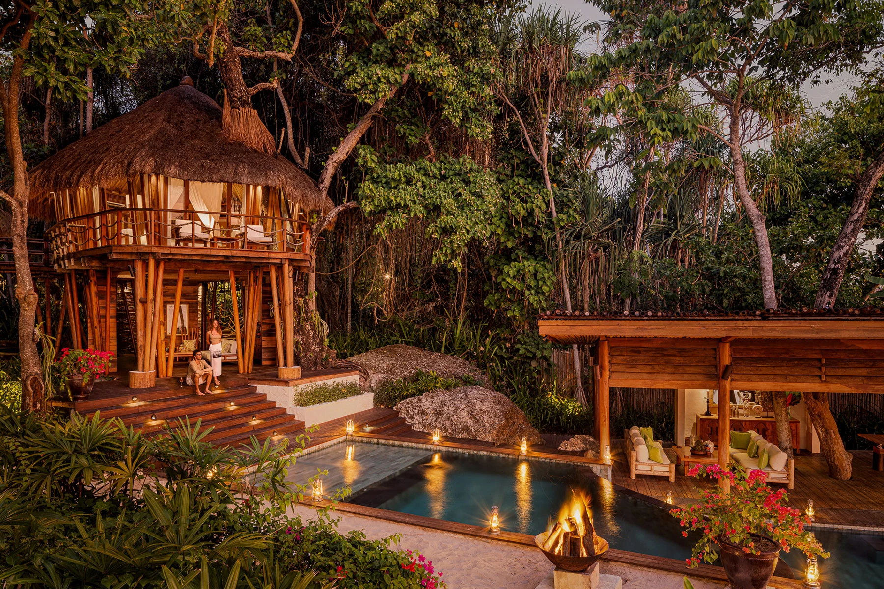 Villa Mamole Treehouse do NIHI Sumba iluminada entre árvores