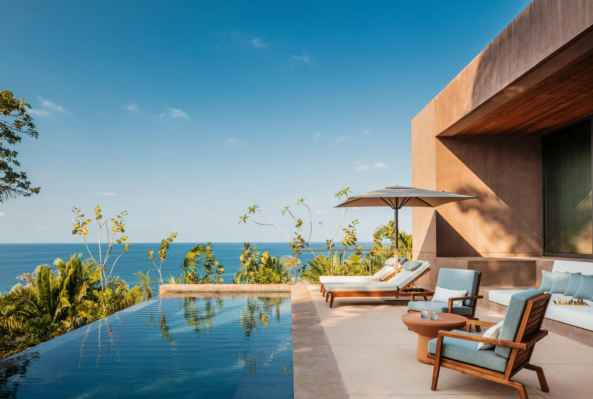 Piscina privativa e terraço da Villa Cumaru diante do oceano