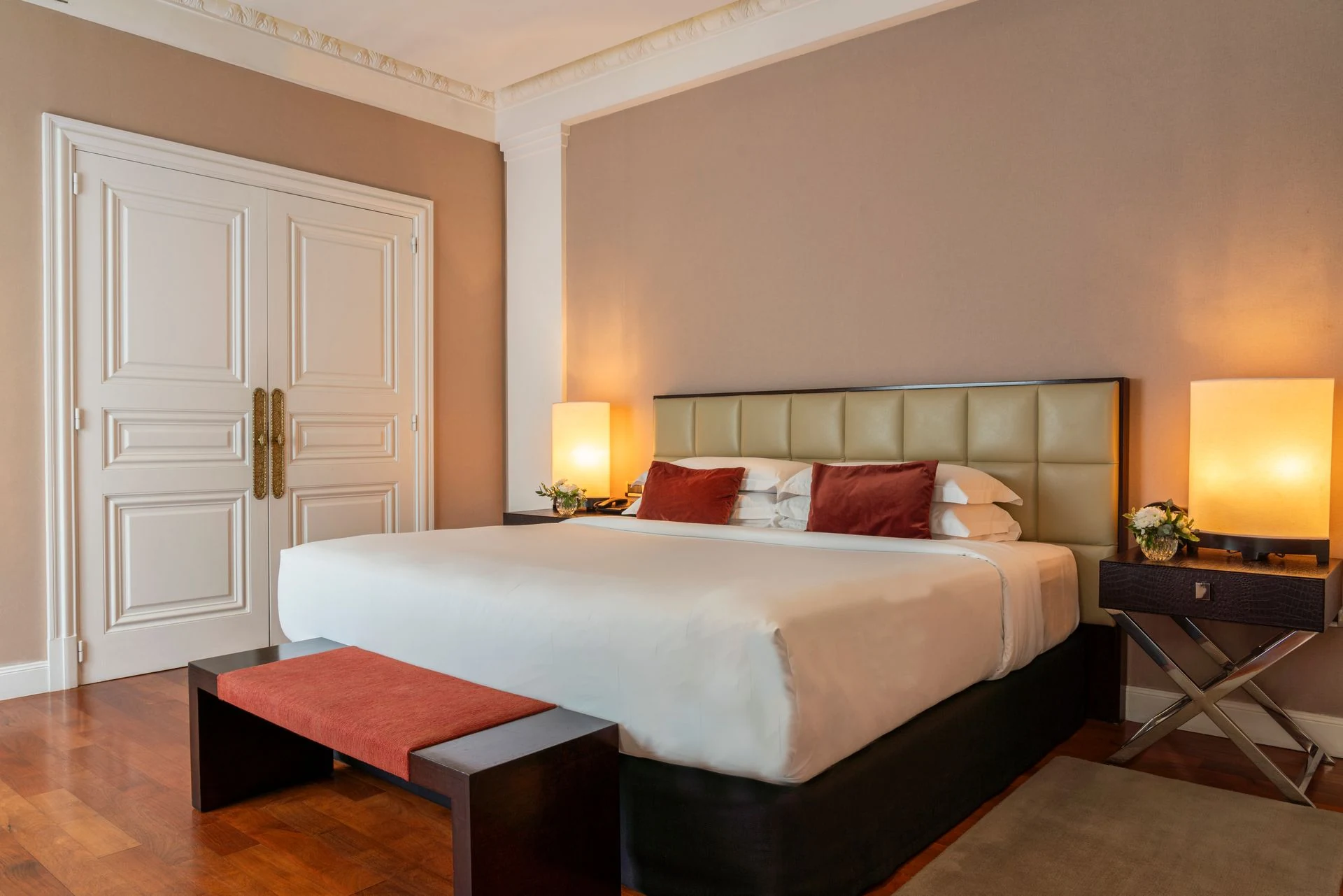 Quarto do Palacio Duhau com cama e decoração contemporânea