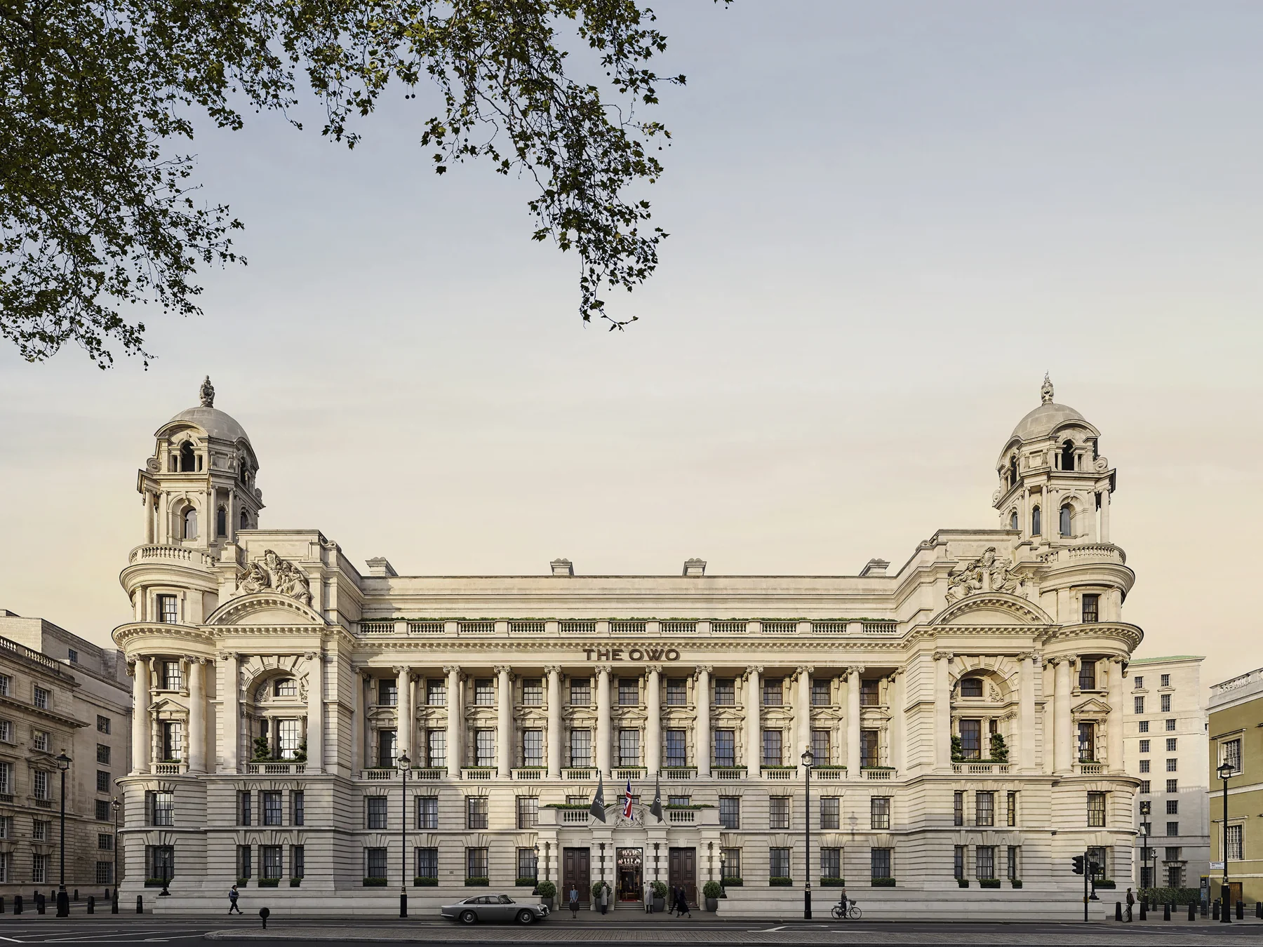 Fachada monumental do Raffles London at The OWO em Whitehall