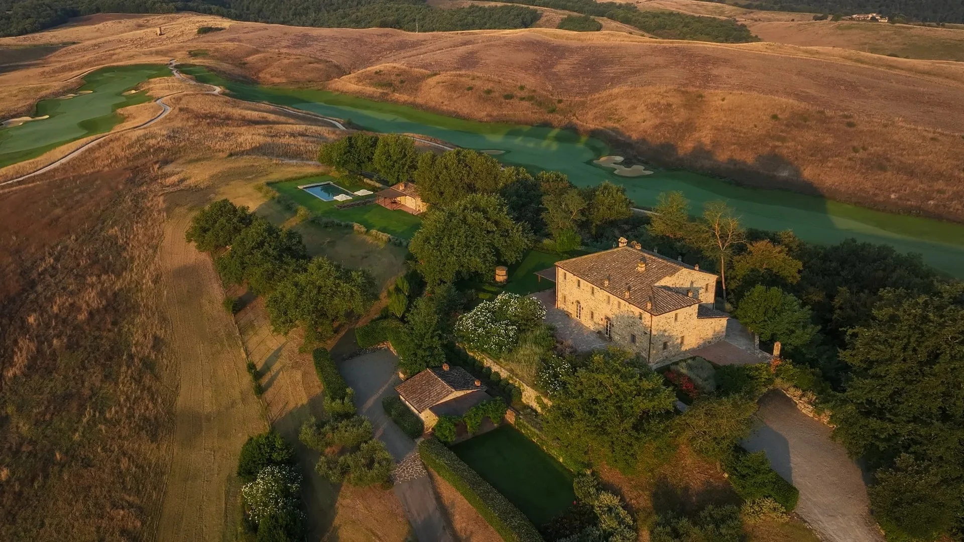 Villa do Rosewood Castiglion del Bosco entre os campos da Toscana