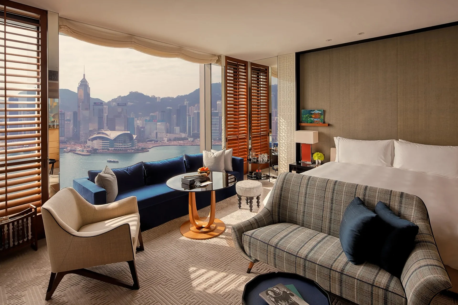 Quarto do Rosewood Hong Kong com janelas para o porto