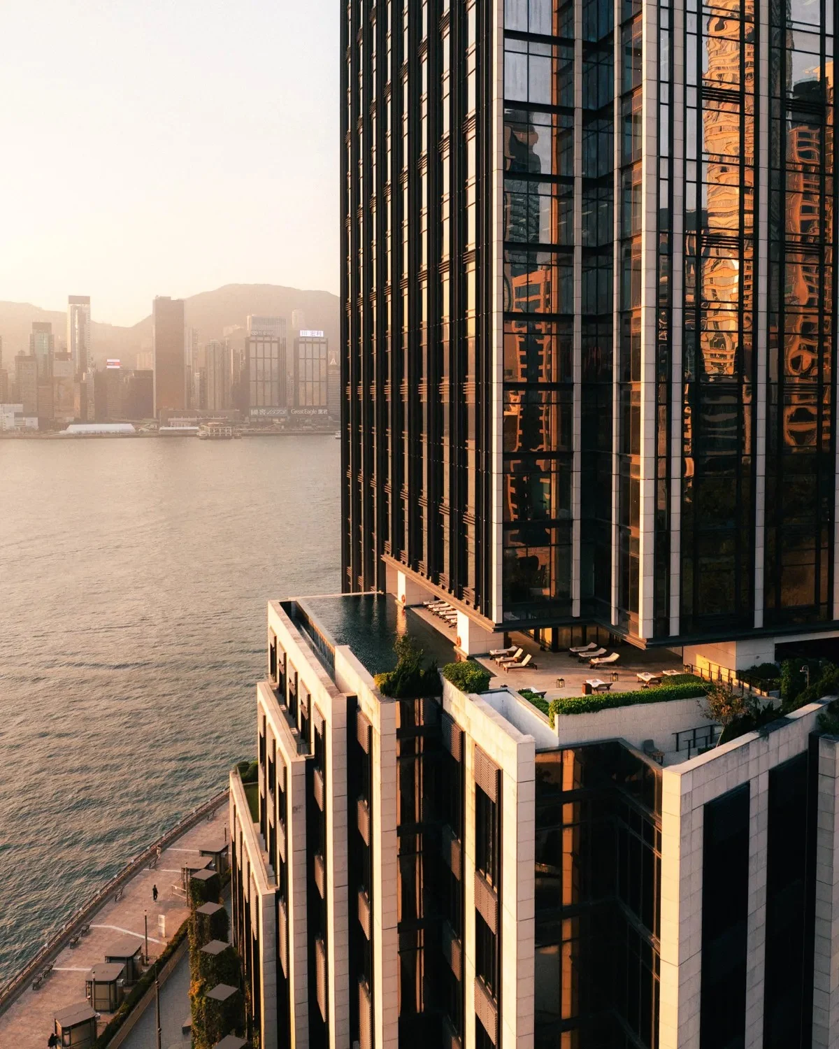 Fachada do Rosewood Hong Kong à beira de Victoria Harbour