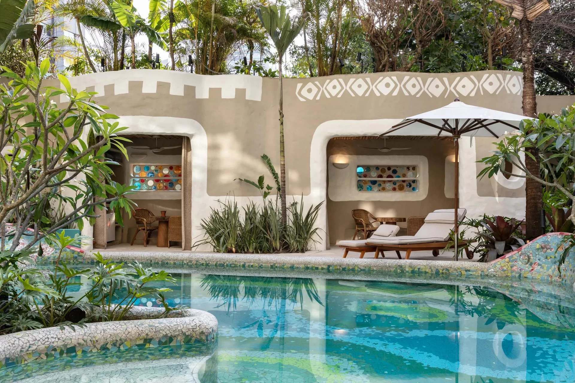 Piscina Emerald do Rosewood São Paulo cercada por jardins e edifícios históricos