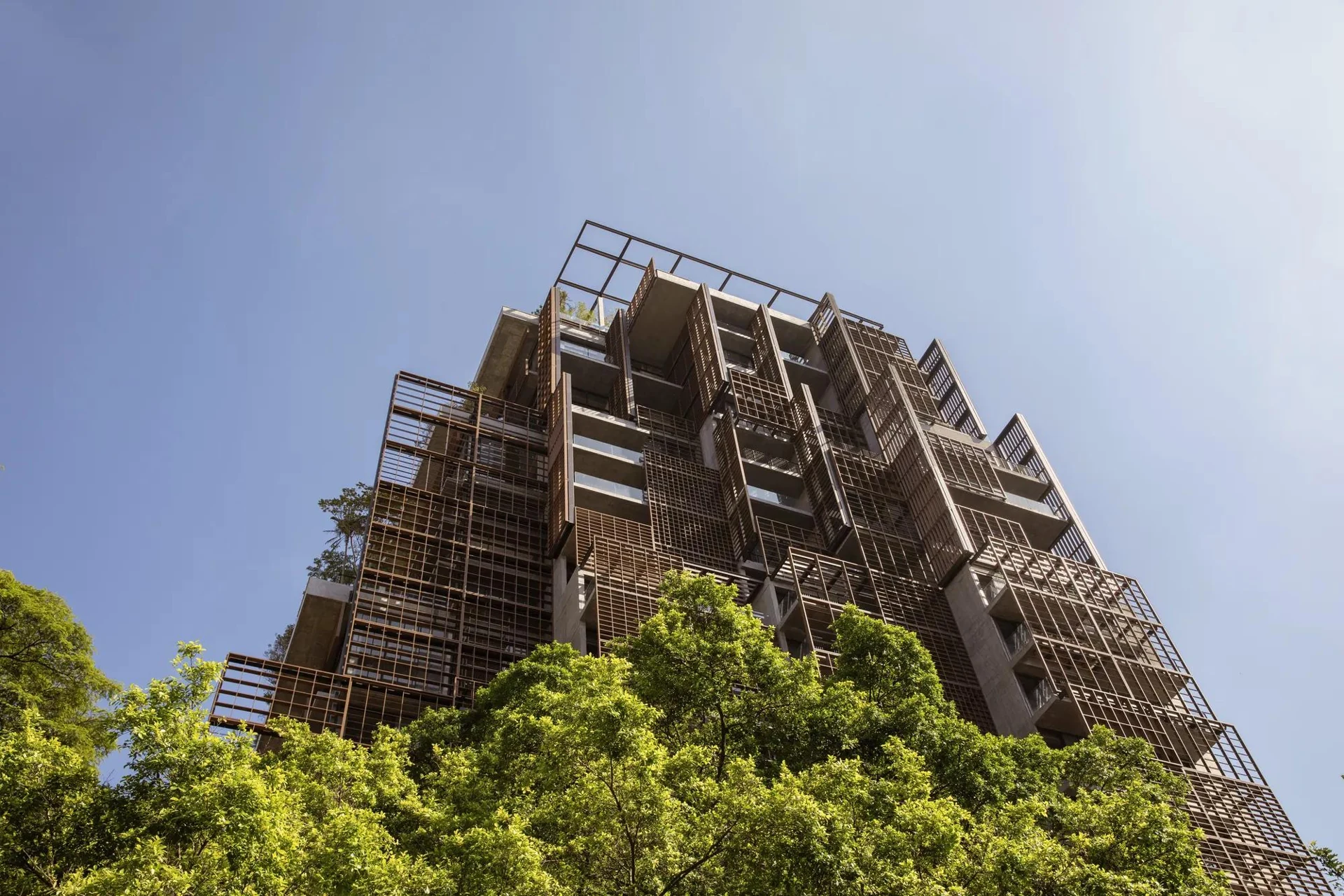 Torre do Rosewood São Paulo com vegetação integrada à fachada