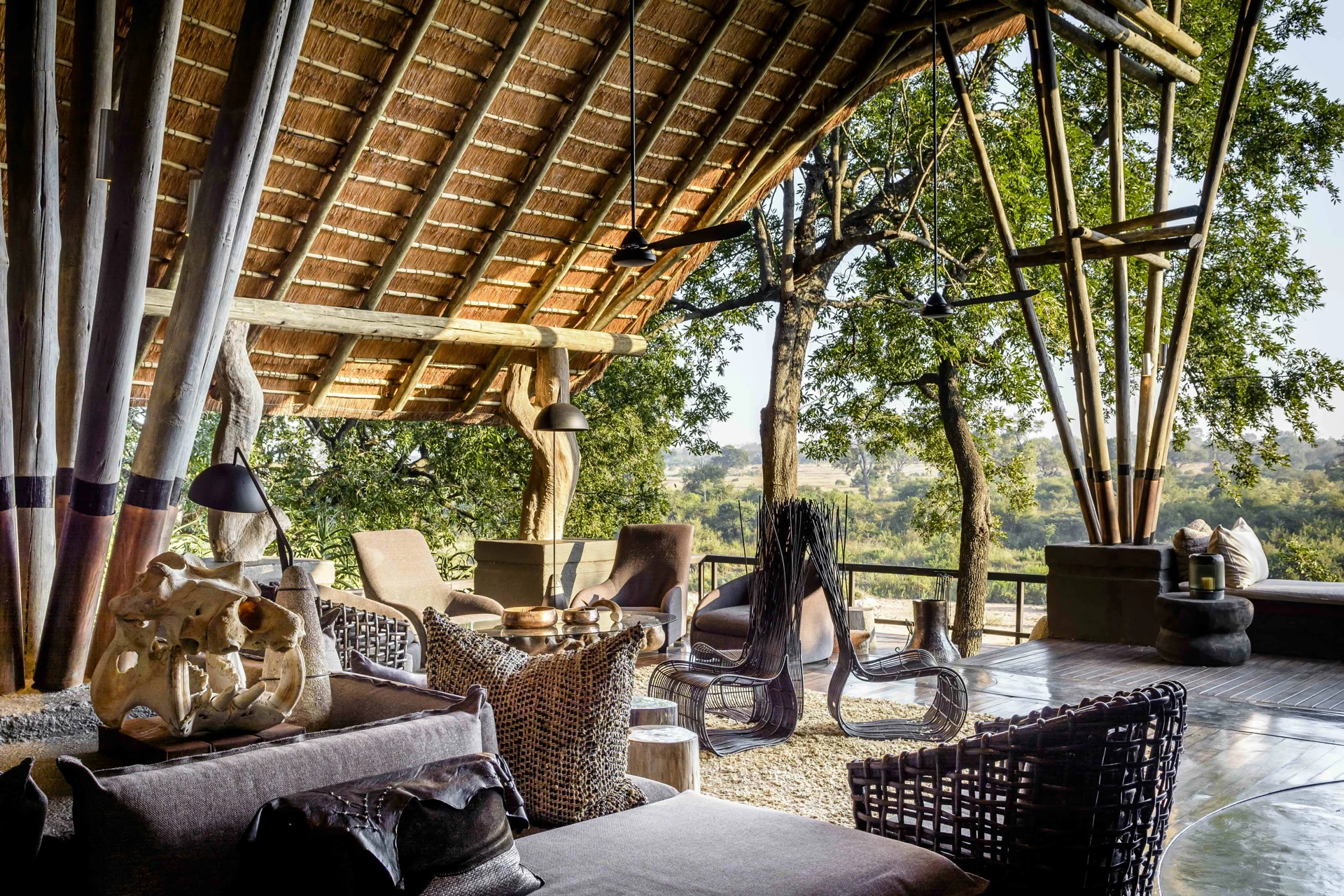 Lounge aberto do Singita Boulders Lodge com vista para a mata