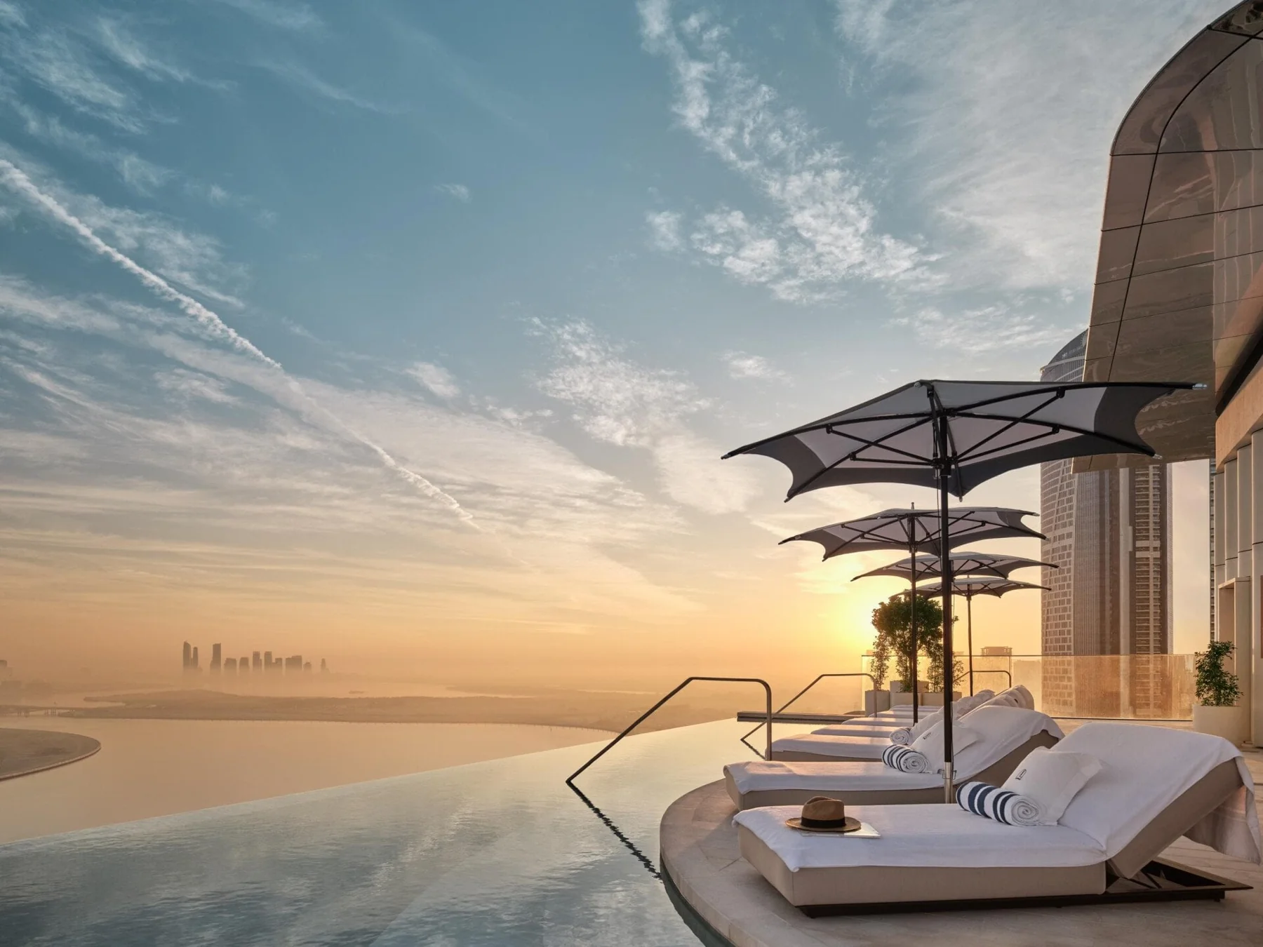 Piscina High Society na cobertura do The Lana com horizonte de Dubai