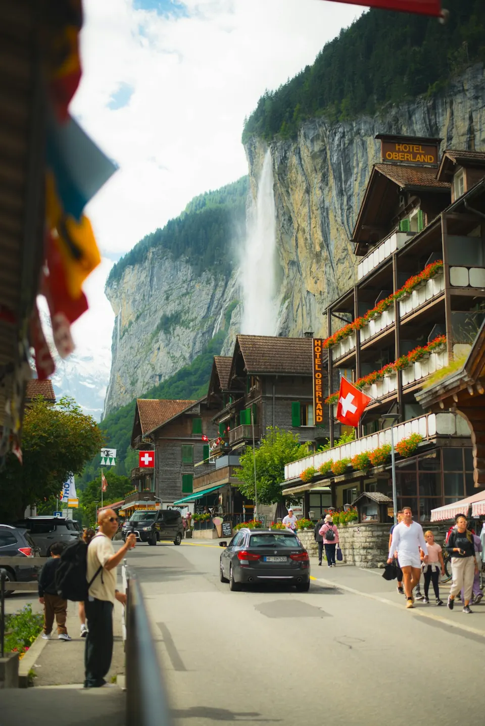 Vila de Lauterbrunnen e sua cachoeira na Suíça